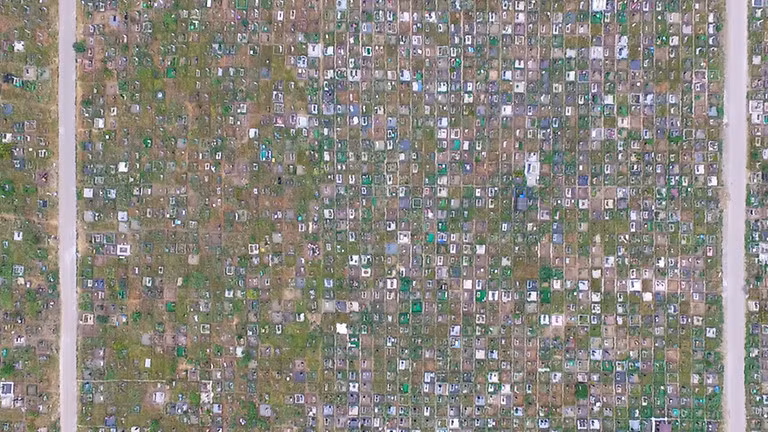 "Khi được xây dựng vào năm 1972, nghĩa trang rộng vài chục nghìn km2 này hầu hết là đất trống, nhưng giờ thì nó đã đầy bia mộ", ông Osikov cho biết. Ông giải thích rằng mỗi gia đình thời Xô Viết được chính phủ cấp 7,2 m2 đất để làm nơi chôn cất, nhiều hơn so với các nghĩa trang phương Tây.