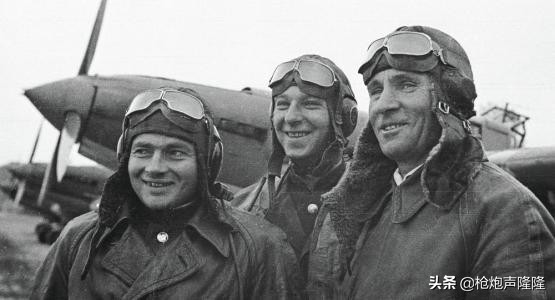 Đến năm 1944, Arkady được cấp trên đánh giá cao khi cho máy bay cánh dưới hỏa lực của pháo kích và ném lựu đạn vào phía quân địch. Nhờ hành động dũng cảm khiến kẻ thù thiệt hại lớn, phi công trẻ tuổi của Liên Xô được trao tặng thưởng Huân chương Sao Đỏ lần thứ hai.