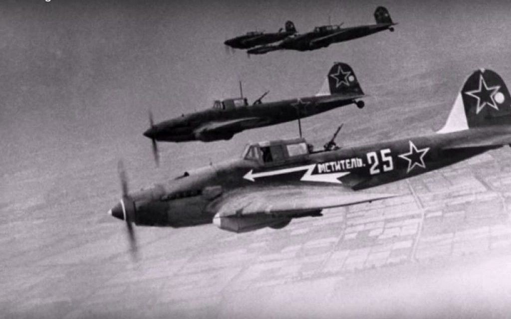 Vào tháng 7/1943, Arkady được bổ nhiệm làm phi công của Phi đội thông tin liên lạc số 423. Thời gian đầu, cậu được giao nhiệm vụ lái máy bay đến Sở chỉ huy không quân và Sở chỉ huy mặt trận. Khi có thể loại bỏ sự truy đuổi của máy bay địch là Messerschmidt, Arkady được phép bay đến các đài chỉ huy tiền tiêu và các đơn vị quân hậu phương kẻ địch.