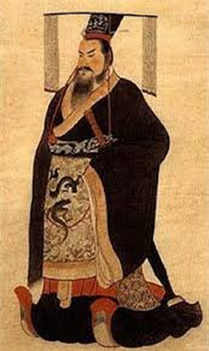 Trong số này, nhiều người tò mò về một thói quen của Tần Thủy Hoàng. Đó là việc ông hoàng này thường xuyên mặc long bào màu đen thay vì màu vàng như nhiều hoàng đế của các vương triều khác.