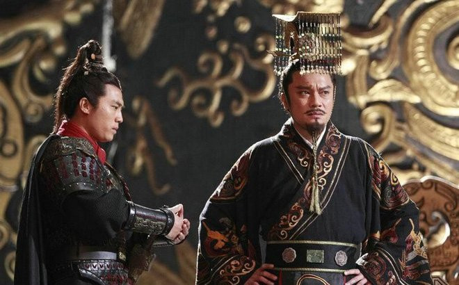 Về màu sắc long bào, Tần Thủy Hoàng thích màu đen. Do vậy, ông hiếm khi mặc long bào màu vàng. Lý giải về điều này, một số chuyên gia cho rằng, vua Tần lựa chọn màu sắc này dựa trên Ngũ hành và thuật âm dương.