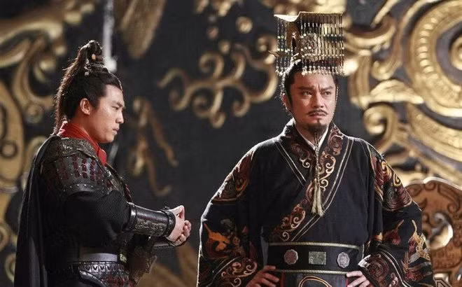 Về màu sắc long bào, Tần Thủy Hoàng thích màu đen. Do vậy, ông hiếm khi mặc long bào màu vàng. Lý giải về điều này, một số chuyên gia cho rằng, vua Tần lựa chọn màu sắc này dựa trên Ngũ hành và thuật âm dương.