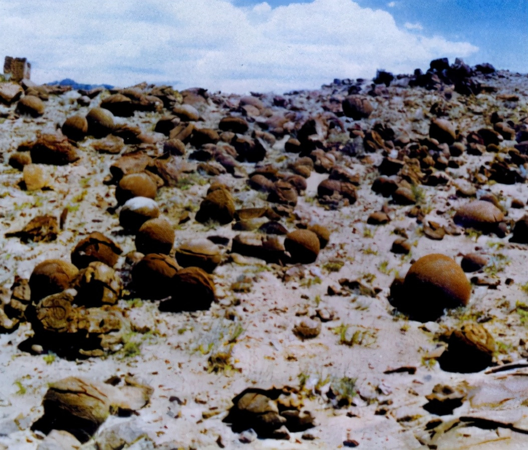 Cụ thể, vào năm 1979, một chuyên gia địa chất bất ngờ phát hiện những quả cầu đá bí ẩn ở núi Beita. Sau đó, các chuyên gia tìm thấy nhiều quả cầu bằng đá tương tự ở ngọn núi này cũng như ở núi Dahaidao và Hami.