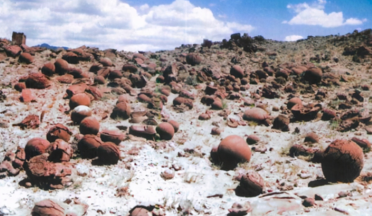 Một số chuyên gia suy đoán những quả cầu đá này có thể được hình thành một cách tự nhiên do tác động của địa chất từ hàng ngàn năm trước.