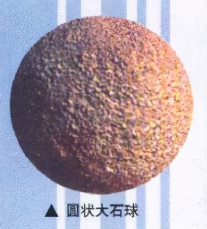 Theo các chuyên gia, những quả cầu đá có kích thước khác nhau. Trong đó, những quả cầu nhỏ có kích thước tương đương quả bóng bàn. Tuy nhiên, những quả cầu đá có kích thước lớn hơn gây chú ý với đường kính từ 1 - 2m.