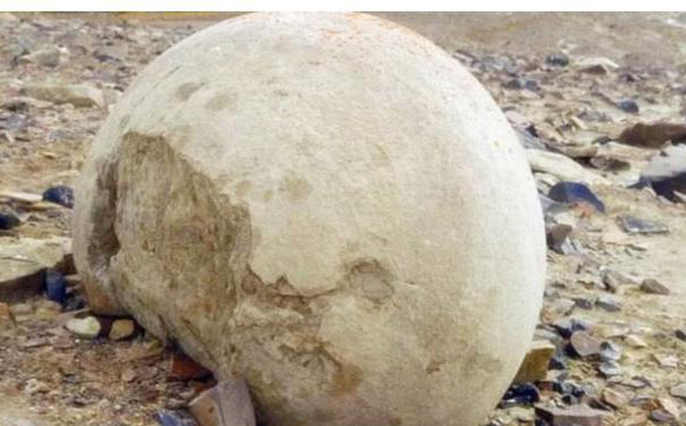 Theo giả thuyết này, người ngoài hành tinh từng ghé thăm Trái đất và tạo ra nó. Họ để lại chúng ở Tân Cương như một món quà dành tặng con người.