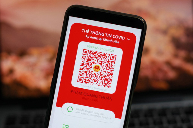 Thẻ màu vàng hiển thị trên ứng dụng của người đã tiêm mũi vắc xin đầu được 2 tuần hoặc có kết quả xét nghiệm PCR âm tính trong 72 giờ. Những trường hợp còn lại sẽ nhận thẻ màu đỏ. Ảnh: suckhoedoisong.