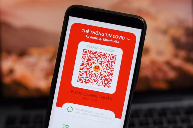 Thẻ màu vàng hiển thị trên ứng dụng của người đã tiêm mũi vắc xin đầu được 2 tuần hoặc có kết quả xét nghiệm PCR âm tính trong 72 giờ. Những trường hợp còn lại sẽ nhận thẻ màu đỏ. Ảnh: suckhoedoisong.