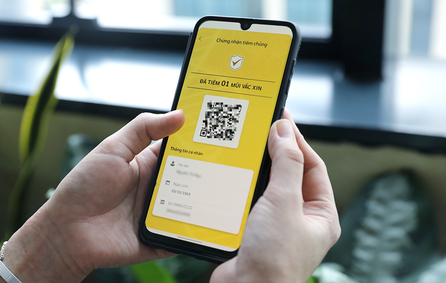 Để hiện đầy đủ thông tin trở lại, người dùng có thể thao tác nhanh bằng cách chạm vào mã QR trên màn hình ứng dụng. Sau 60 giây, mã QR sẽ tự động được thay đổi để ẩn thông tin. Ảnh: suckhoedoisong.