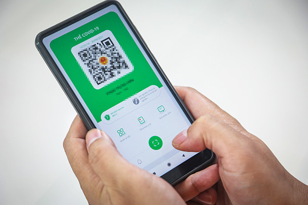 Theo đó, người dùng có thể chọn tỉnh thành hoặc ứng dụng PC-Covid sẽ tự động hỏi theo khu vực mà họ quét QR. Sau đó, ứng dụng PC-Covid sẽ hiển thị màu thẻ theo quy định của tỉnh, thành phố đó. Ảnh: Vietnamnet.