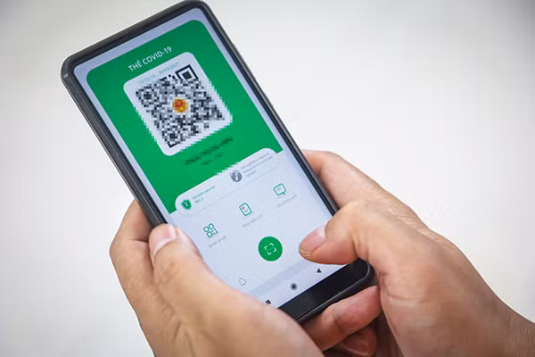 Theo đó, người dùng có thể chọn tỉnh thành hoặc ứng dụng PC-Covid sẽ tự động hỏi theo khu vực mà họ quét QR. Sau đó, ứng dụng PC-Covid sẽ hiển thị màu thẻ theo quy định của tỉnh, thành phố đó. Ảnh: Vietnamnet.