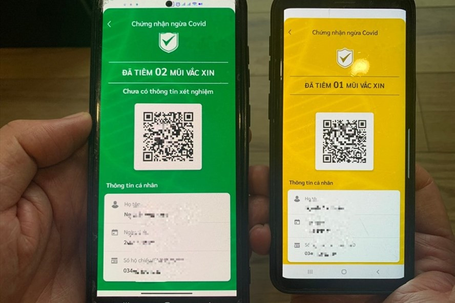 Đại diện Trung tâm Công nghệ phòng, chống Covid-19 Quốc gia cho biết việc thay đổi màu sắc nhằm giúp người dùng tránh hiểu nhầm. Màu sắc của thẻ xanh và các yêu cầu cụ thể sẽ được quy định rõ sau khi có hướng dẫn của ban chỉ đạo. Ảnh: Lao động.