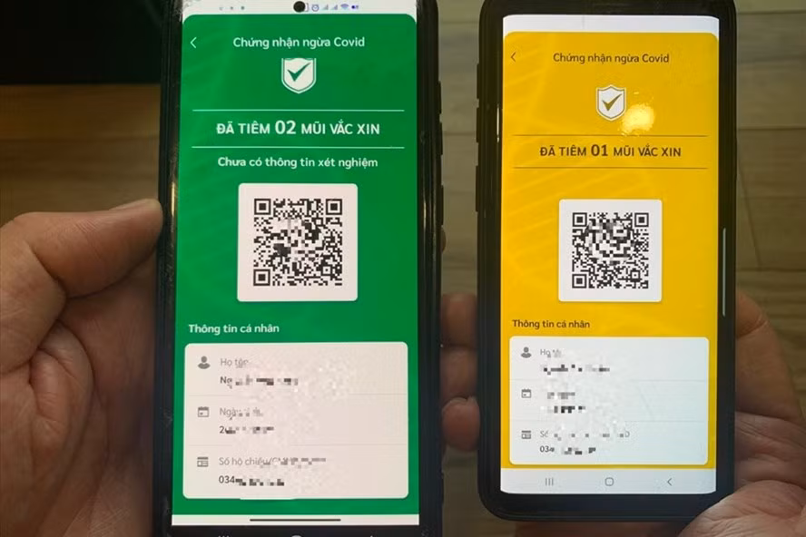 Đại diện Trung tâm Công nghệ phòng, chống Covid-19 Quốc gia cho biết việc thay đổi màu sắc nhằm giúp người dùng tránh hiểu nhầm. Màu sắc của thẻ xanh và các yêu cầu cụ thể sẽ được quy định rõ sau khi có hướng dẫn của ban chỉ đạo. Ảnh: Lao động.