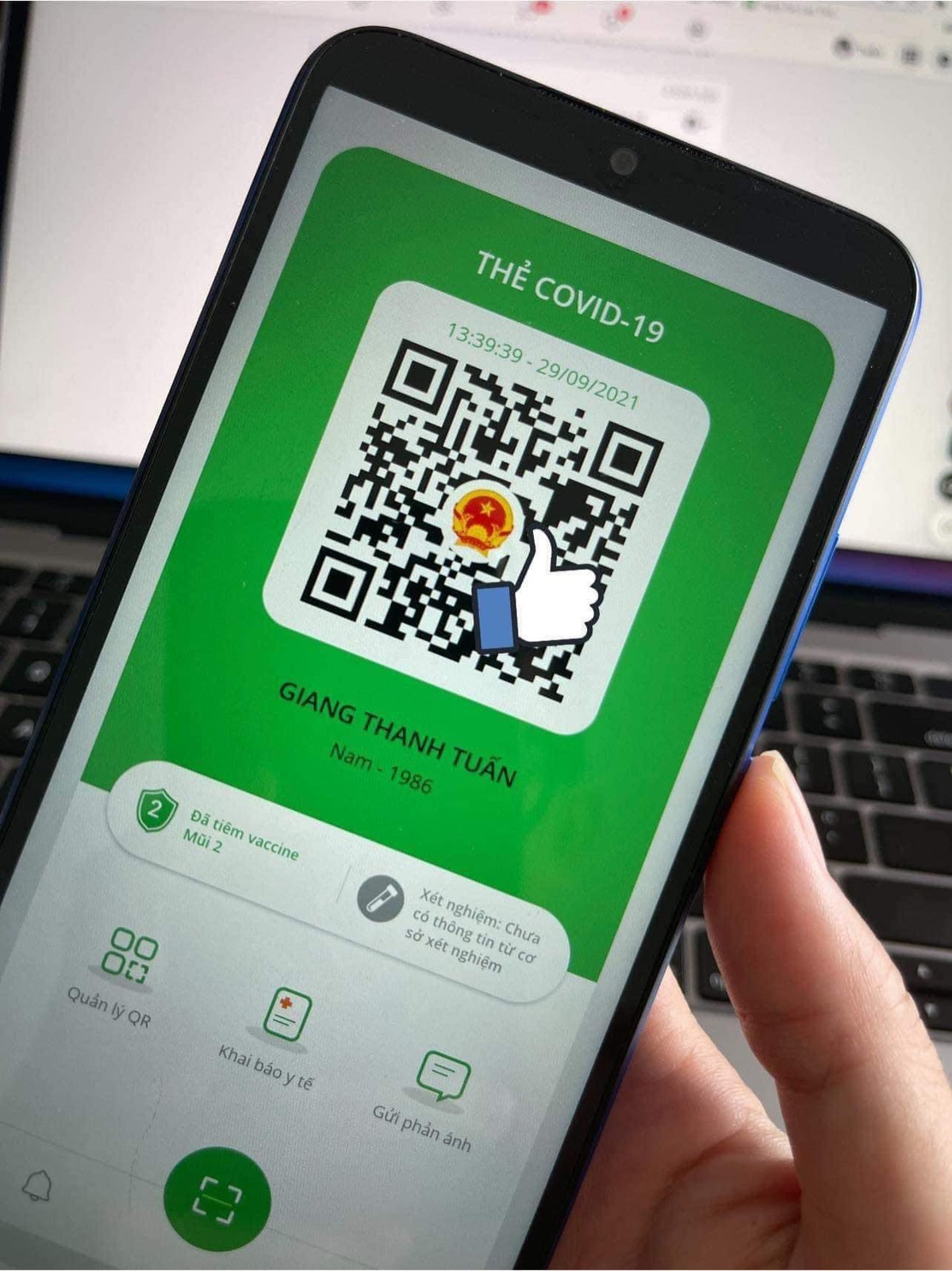 Khánh Hòa là địa phương đầu tiên trên cả nước áp dụng quy định màu sắc mã QR trên PC-Covid. Trong đó, người đã tiêm 2 mũi vắc xin hay 1 mũi với loại vắc xin một mũi được 14 ngày hoặc là F0 khỏi bệnh có chứng nhận trong thời hạn 180 ngày sẽ có Thẻ thông tin Covid nền xanh cùng mã QR cũng màu xanh. Ảnh: kinhtedothi.