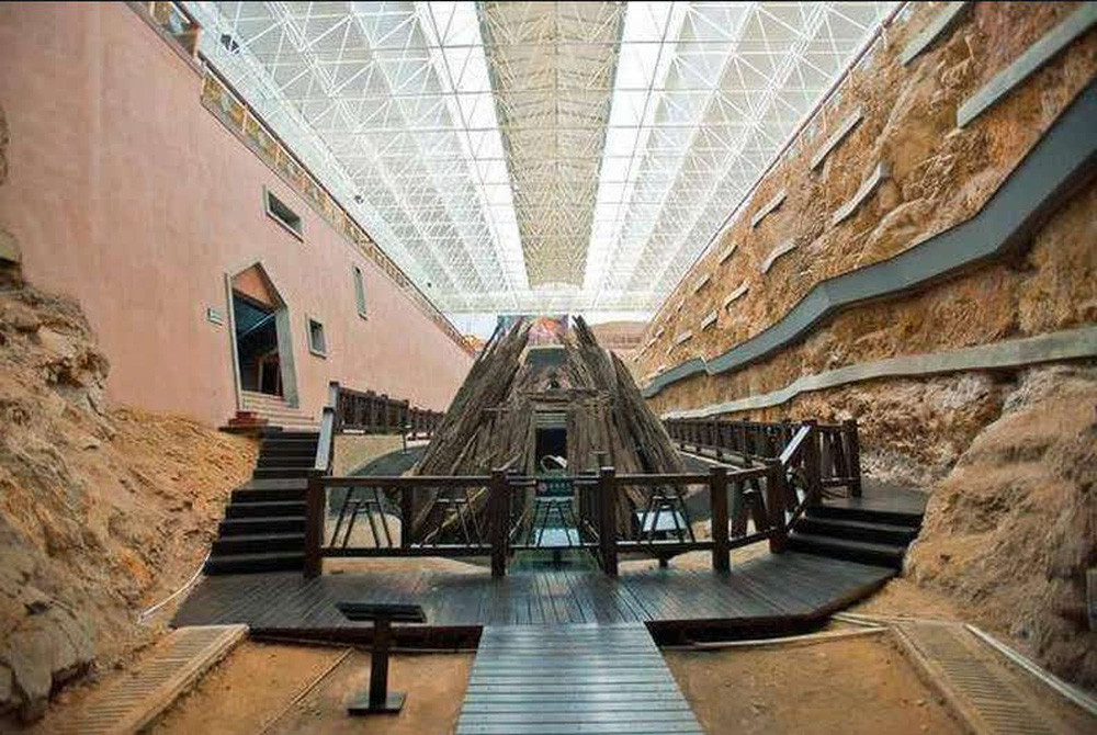 Vào năm 1973, lực lượng nhân viên lâm trường tiến hành phân chia ranh giới giữa các ngọn núi ở Thiệu Hưng, tỉnh Chiết Giang, Trung Quốc. Trong quá trình làm việc, họ tình cờ phát hiện một ngôi mộ cổ nghìn năm tuổi ở núi Ấn Sơn.