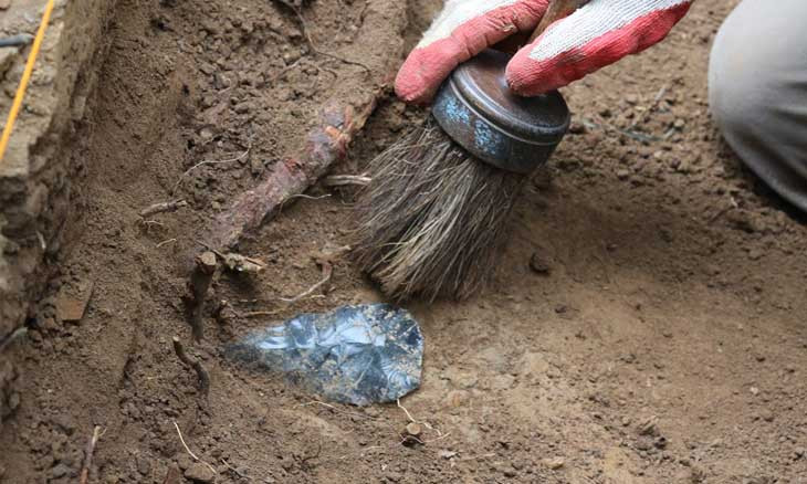 Đặc biệt, các chuyên gia còn tìm thấy một thanh kiếm bằng ngọc bích. Do tác động của thời gian nên cổ vật này bị gãy làm 5 mảnh.