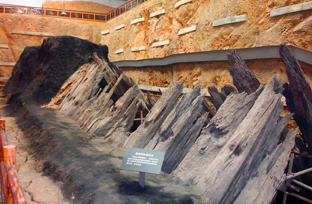 Sau đó, họ thông báo cho cơ quan chức năng. Vì vậy, một nhóm các chuyên gia khảo cổ tới khu vực phát hiện mộ cổ và tiến hành cuộc khai quật.