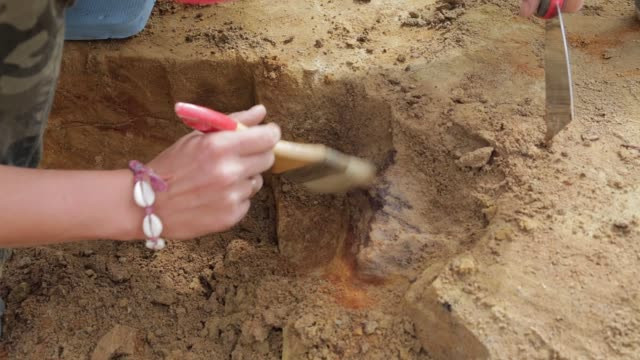 Giới khảo cổ vô cùng bất ngờ hơn khi mở nắp quan tài và phát hiện bên trong không có thi hài nào.