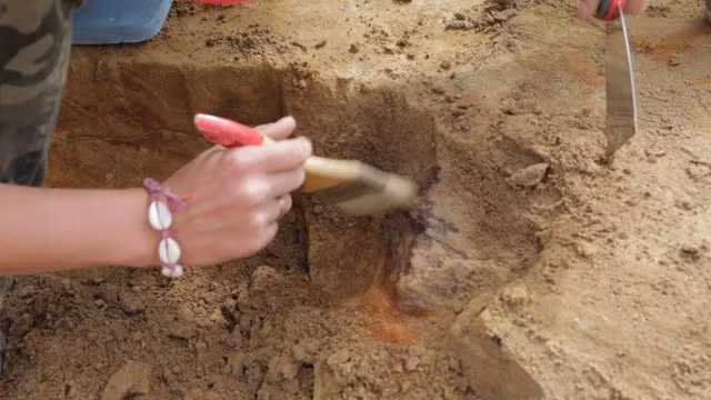 Giới khảo cổ vô cùng bất ngờ hơn khi mở nắp quan tài và phát hiện bên trong không có thi hài nào.