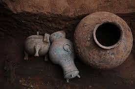 Dù vậy, các nhà khảo cổ vẫn tìm thấy một số đồ tùy táng như cổ vật bằng đồng được chế tác tinh xảo, những mô hình ngôi nhà bằng đồng...