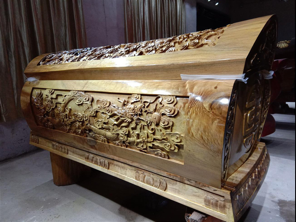 Điều khiến các chuyên gia giật mình kinh hãi khi tiến vào bên trong ngôi mộ của Bao Công đó là dù thực hiện kế sách "tung hỏa mù" nhưng nơi an nghỉ của viên quan này vẫn bị kẻ gian phá hoại. Ngay ca gạch lát nền trong ngôi mộ cũng bị kẻ gian cậy phá.