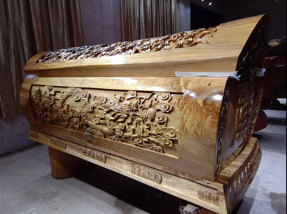 Điều khiến các chuyên gia giật mình kinh hãi khi tiến vào bên trong ngôi mộ của Bao Công đó là dù thực hiện kế sách "tung hỏa mù" nhưng nơi an nghỉ của viên quan này vẫn bị kẻ gian phá hoại. Ngay ca gạch lát nền trong ngôi mộ cũng bị kẻ gian cậy phá.