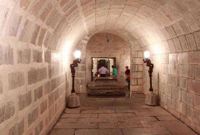 Đó là thi hài của Bao Công, phu nhân Đổng thị, trưởng nam Bao Ý và vợ Thôi thị, thứ nam Bao Thụ và vợ Văn thị, cháu nuôi Bao Vĩnh Niên và một số người khác chưa xác định danh tính.