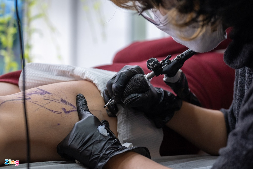 Mặt khác, những tháng ngày giãn cách còn là cơ hội để anh Hưng và các thợ xăm có thêm thời gian nghiên cứu về kỹ thuật xăm khác và tập vẽ. Họ cũng nhận được một vài yêu cầu xăm hình trong dịch, song từ chối để đảm bảo an toàn.