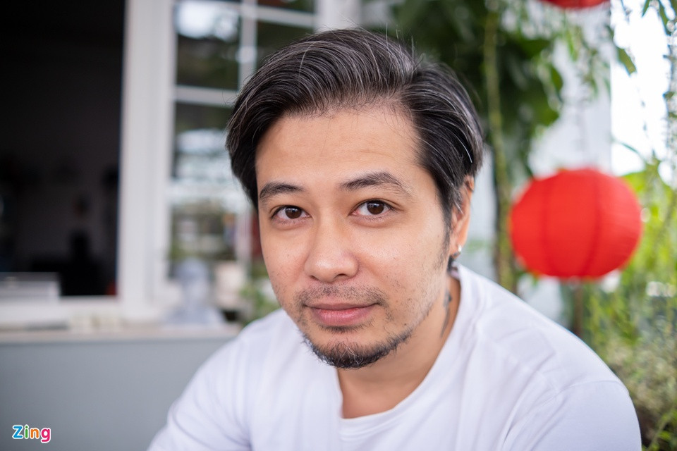 Hưng Lê (37 tuổi), chủ tiệm xăm ở phố Châu Long (quận Ba Đình), cho biết ngay khi thành phố nới lỏng giãn cách, cửa hàng anh đã nhanh chóng trở lại hoạt động hết công suất. "Hy vọng cảnh nhộn nhịp này tiếp tục kéo dài, không bị ảnh hưởng bởi dịch bệnh nữa", anh chia sẻ.