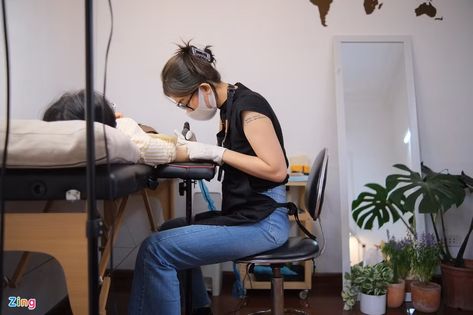 Mai Vân nhận thấy trong thời gian dài ở nhà, khách hàng nảy ra nhiều ý tưởng độc đáo, kỳ lạ. Một số người đặt cô thiết kế riêng. "Cũng có vài người muốn xăm mã QR chứng nhận tiêm vaccine. Tuy nhiên, tôi thường tư vấn cho họ chuyển sang mẫu mã khác. Cơ địa con người sẽ thay đổi theo thời gian, nên hình xăm có thể nở ra hoặc mất nét. Trong khi đó, mã QR sẽ không hoạt động được nếu sai lệch dù chỉ một chút", cô nói.