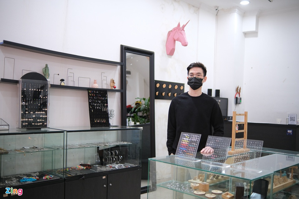 Sau gần một tháng hoạt động trở lại, Anh Tuấn (29 tuổi), quản lý tiệm xỏ và bán khuyên trên phố Quán Thánh (quận Ba Đình), cho biết khách hàng vẫn chưa đến dùng dịch vụ nhiều. "Thời gian này, do các trường học chưa mở trở lại, học sinh, sinh viên vẫn học online nên số lượng khách giảm đi rất nhiều", anh nói.