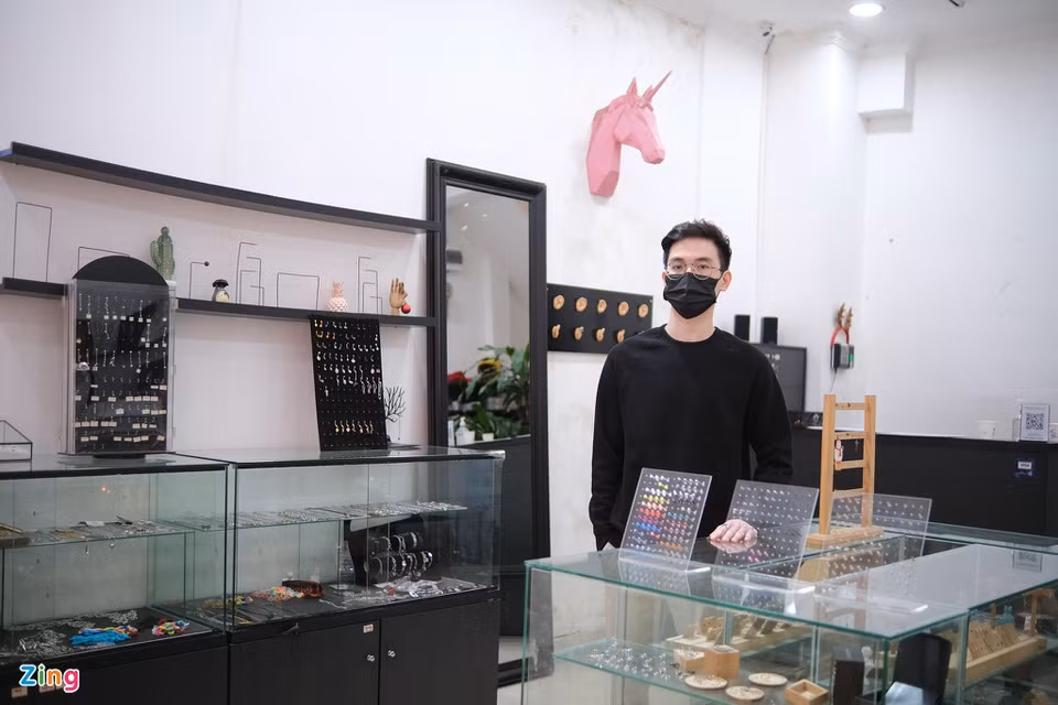 Sau gần một tháng hoạt động trở lại, Anh Tuấn (29 tuổi), quản lý tiệm xỏ và bán khuyên trên phố Quán Thánh (quận Ba Đình), cho biết khách hàng vẫn chưa đến dùng dịch vụ nhiều. "Thời gian này, do các trường học chưa mở trở lại, học sinh, sinh viên vẫn học online nên số lượng khách giảm đi rất nhiều", anh nói.