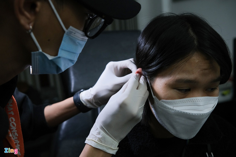 Hậu giãn cách, Thanh (25 tuổi), nhân viên văn phòng, quyết định đi xỏ chiếc khuyên tai đầu tiên. Cô đã chuẩn bị tinh thần trong thời gian ở nhà.