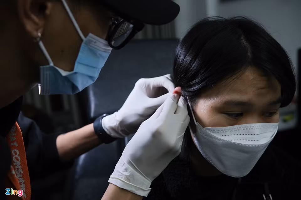 Hậu giãn cách, Thanh (25 tuổi), nhân viên văn phòng, quyết định đi xỏ chiếc khuyên tai đầu tiên. Cô đã chuẩn bị tinh thần trong thời gian ở nhà.