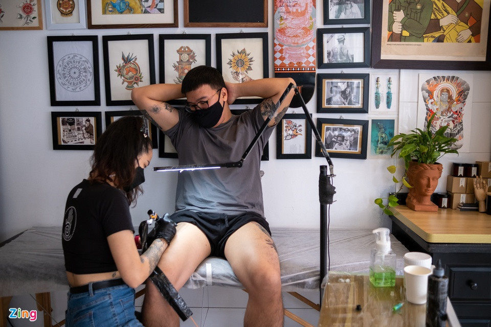 Thành (29 tuổi), làm việc trong ngành kiến trúc, tranh thủ sáng cuối tuần để di lại hình xăm bên đùi phải. Đây là hình xăm thứ 9 của anh, mới được thực hiện vào tháng 7. "Đáng lẽ, buổi di hình được thực hiện ngay sau 1-2 tháng xăm. Tuy nhiên, tôi vừa xăm xong thì thành phố thực hiện giãn cách. Trong lúc chờ đợi tiệm mở trở lại, tôi cố gắng tuân thủ những lưu ý cơ bản để gìn giữ hình, bởi vùng da mới xăm giống như vết thương hở, cần thời gian hồi phục", anh nói.