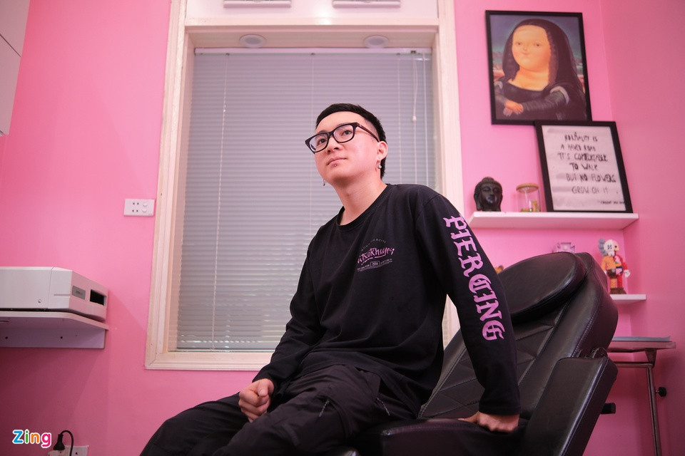 Mặt khác, Mạnh Việt (28 tuổi), chủ studio xỏ khuyên tại phố Núi Trúc (quận Ba Đình), nhận thấy lượng khách chưa thể hồi phục như trước dịch. Một số nhân viên của cửa hàng cũng chưa trở lại làm việc do còn kẹt ở quê nhà.