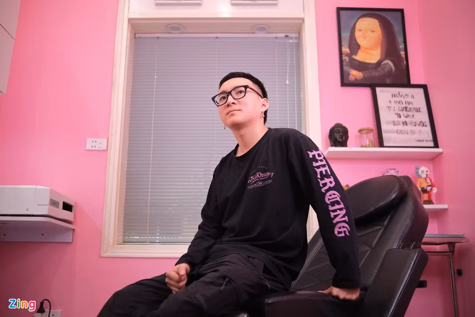 Mặt khác, Mạnh Việt (28 tuổi), chủ studio xỏ khuyên tại phố Núi Trúc (quận Ba Đình), nhận thấy lượng khách chưa thể hồi phục như trước dịch. Một số nhân viên của cửa hàng cũng chưa trở lại làm việc do còn kẹt ở quê nhà.