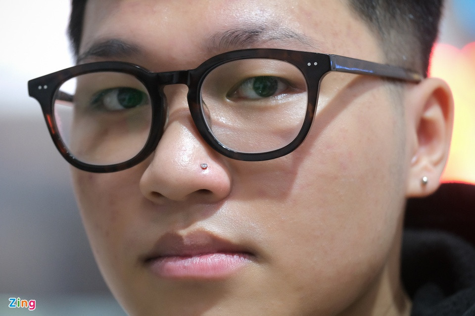 Sau khi kết thúc ca học buổi sáng, Minh Trung (18 tuổi), sinh viên năm nhất, đi xỏ lại khuyên mũi và một bên tai. Trước giãn cách, anh đã xỏ khuyên mũi một lần. Nhưng do sơ suất, chàng trai làm rơi khuyên và không tự đeo lại được.