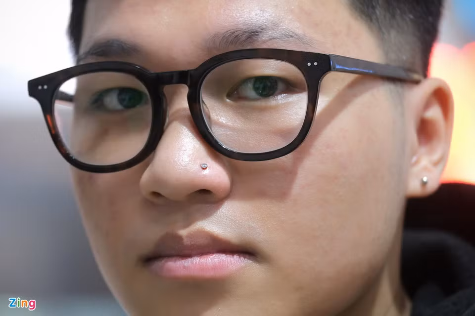 Sau khi kết thúc ca học buổi sáng, Minh Trung (18 tuổi), sinh viên năm nhất, đi xỏ lại khuyên mũi và một bên tai. Trước giãn cách, anh đã xỏ khuyên mũi một lần. Nhưng do sơ suất, chàng trai làm rơi khuyên và không tự đeo lại được.