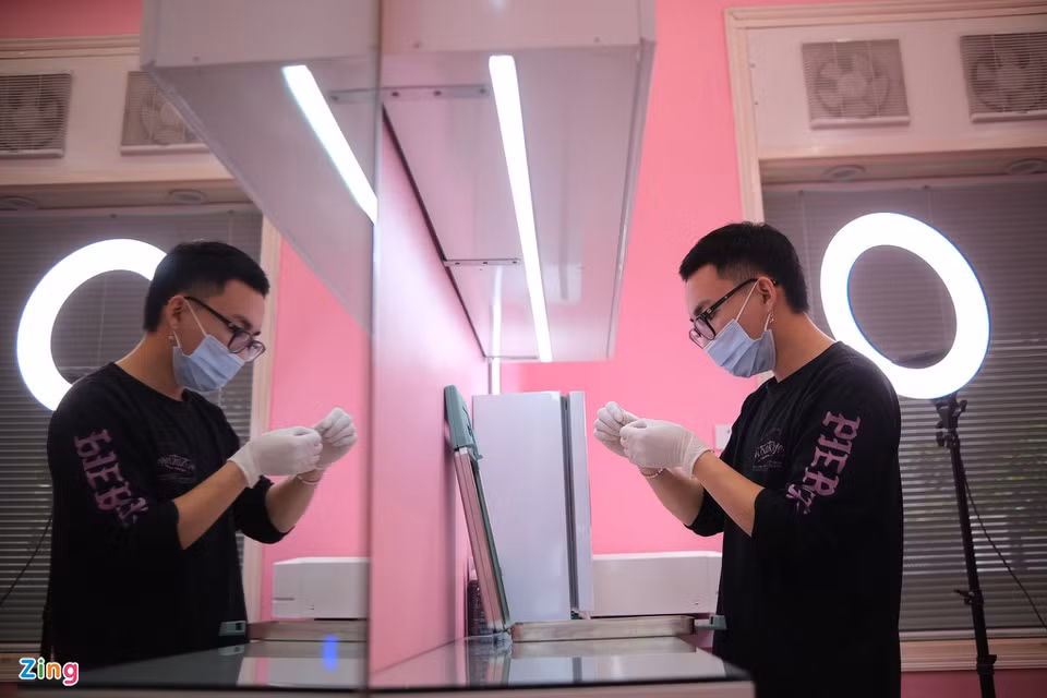 Anh cho biết một số khách hàng muốn tranh thủ thời gian ở nhà, có điều kiện nghỉ ngơi để xỏ khuyên ở những vùng như rốn, song cửa hàng từ chối nhận lịch hẹn do đóng cửa theo chỉ thị của thành phố. Đối với những trường hợp bị tổn thương lỗ xỏ do va chạm, cửa hàng cố gắng hỗ trợ online để khách hàng tự chăm sóc tại nhà.