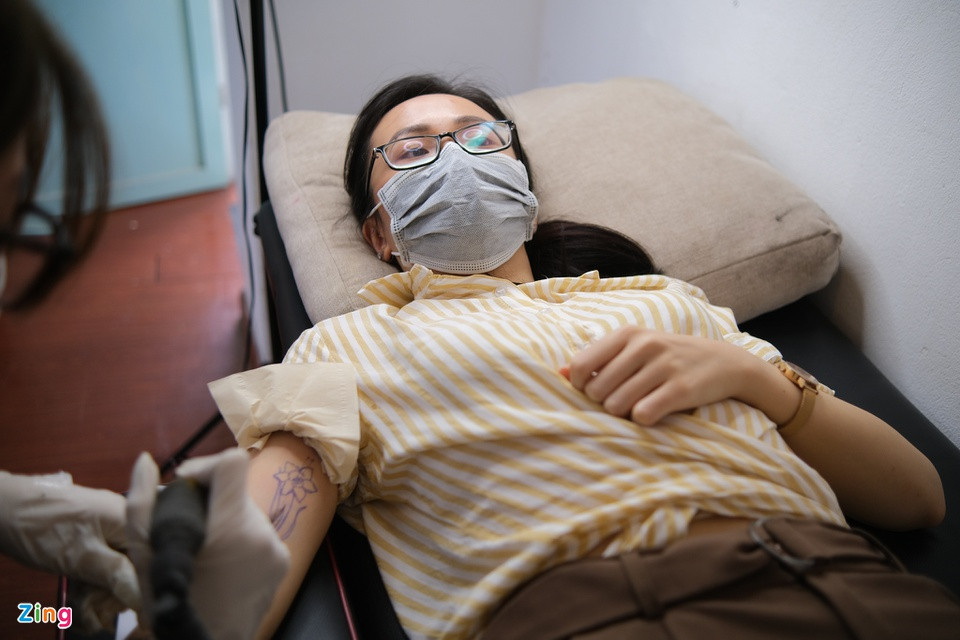 Sau thời gian dài làm việc từ xa, Mai (25 tuổi), một giảng viên, chọn cách đi bộ từ phố Phùng Hưng tới phố Ngọc Hà vừa để thư giãn, vừa thực hiện hình xăm mới. Đây là hình xăm thứ 4 của cô kể từ đầu năm nay.