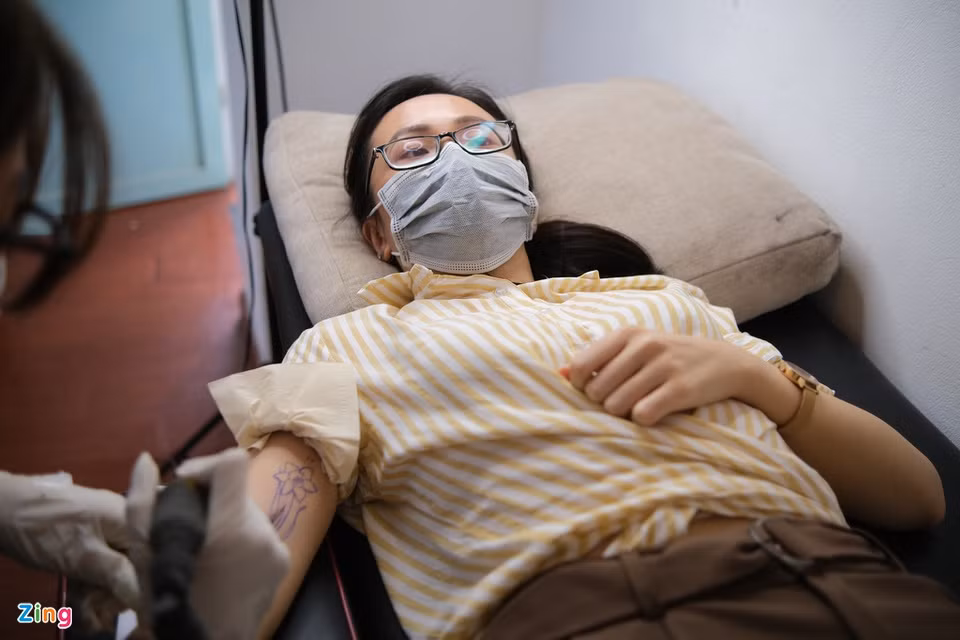 Sau thời gian dài làm việc từ xa, Mai (25 tuổi), một giảng viên, chọn cách đi bộ từ phố Phùng Hưng tới phố Ngọc Hà vừa để thư giãn, vừa thực hiện hình xăm mới. Đây là hình xăm thứ 4 của cô kể từ đầu năm nay.