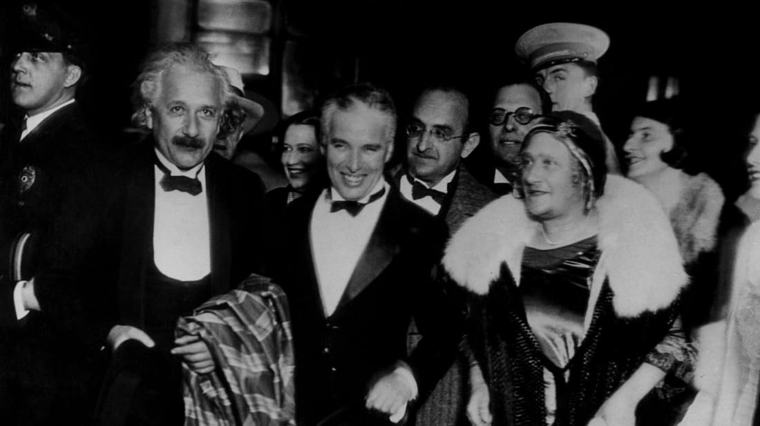 Theo các nhà nghiên cứu lịch sử, thiên tài Einstein đến Mỹ vào năm 1931. Khi ấy, nhà vật lý lý thuyết người Đức có những bài giảng tại Viện Công nghệ California để thuyết trình về những khám phá của mình.
