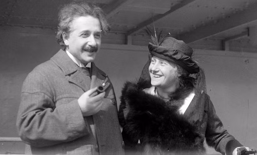 Theo đó, Einstein và Chaplin xuất hiện trước ống kính truyền thông trong những trang phục lịch lãm. Họ có cuộc trò chuyện vui vẻ khiến nhiều người ngưỡng mộ.