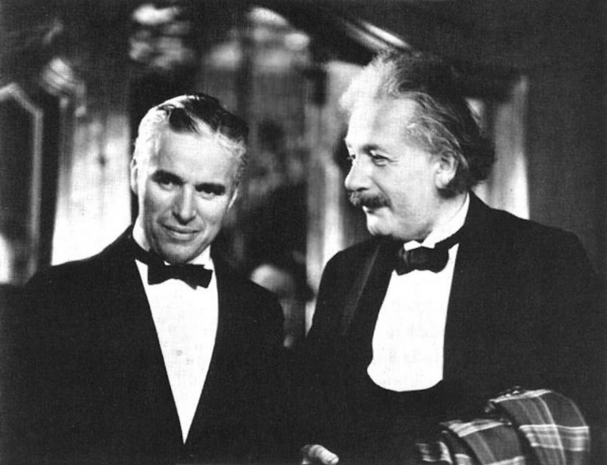 Tình bạn đặc biệt giữa nhà bác học thiên tài Albert Einstein với vua hề Sác lô Charlie Chaplin khiến nhiều người bất ngờ và ngưỡng mộ. Là 2 nhân vật nổi tiếng ở lĩnh vực khác nhau nhưng Einstein và Chaplin có sự đồng điệu về tâm hồn nên nhanh chóng kết thân.