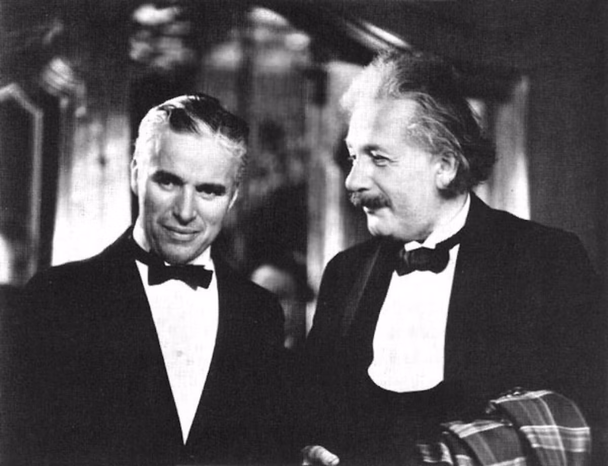 Tình bạn đặc biệt giữa nhà bác học thiên tài Albert Einstein với vua hề Sác lô Charlie Chaplin khiến nhiều người bất ngờ và ngưỡng mộ. Là 2 nhân vật nổi tiếng ở lĩnh vực khác nhau nhưng Einstein và Chaplin có sự đồng điệu về tâm hồn nên nhanh chóng kết thân.