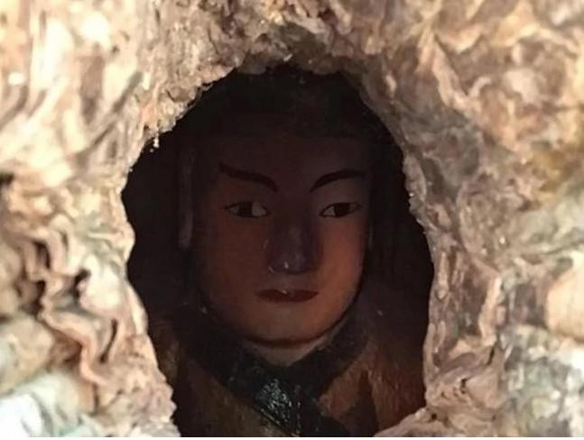 Bức tượng "ngài tướng quân" gây chú ý với gương mặt hồng hào, ngũ quan hài hòa, lông mày sắc và môi đỏ. Người này mặc trang phục màu vàng đen.