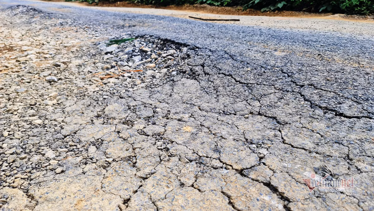 Thanh Hoa: Container thuoc no de ven duong, nguoi dan bat an-Hinh-9