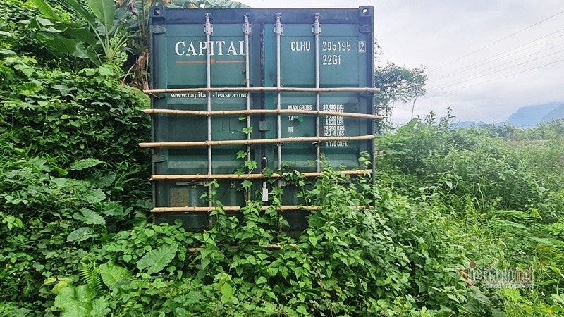 Thanh Hoa: Container thuoc no de ven duong, nguoi dan bat an-Hinh-3