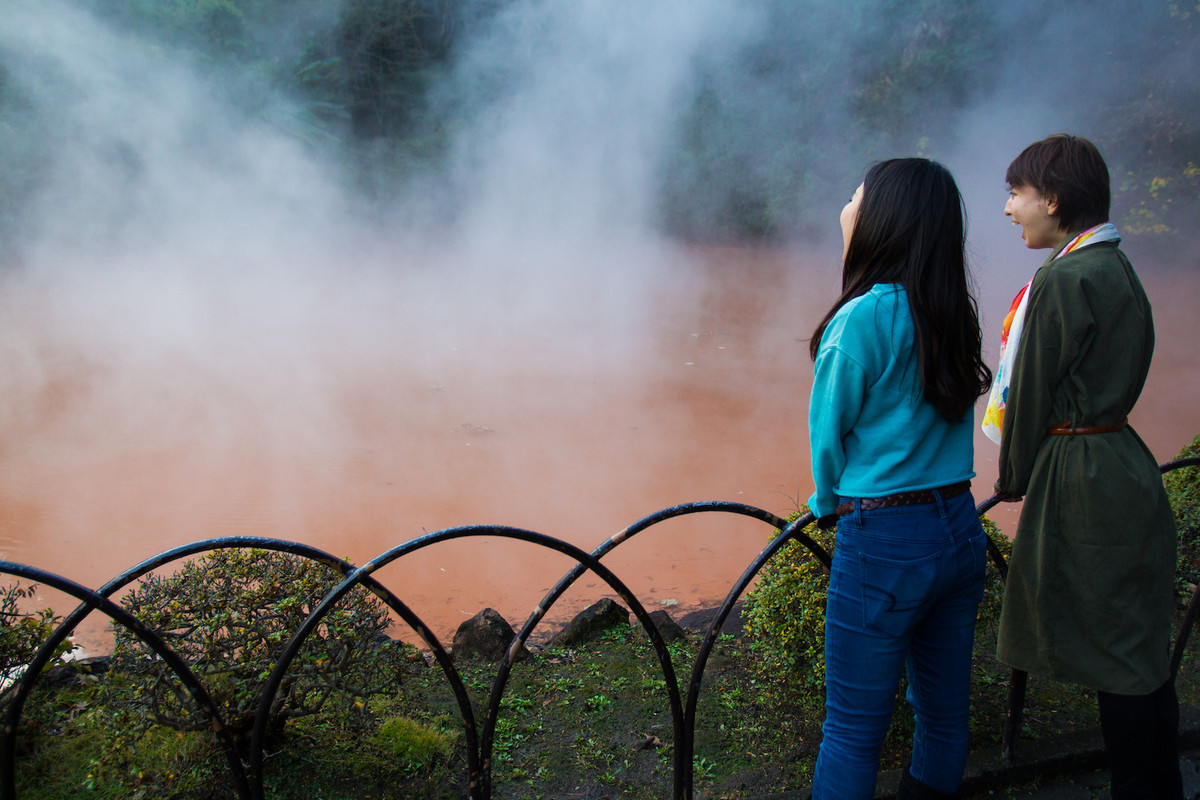 Với những thành phần này, nước ở Chinoike Jigoku có màu sắc nổi bật hơn so với các suối nước nóng khác.